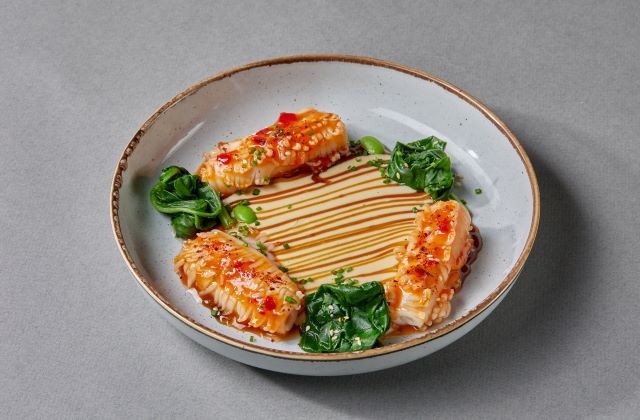 Запечённый рис с моцареллой и кусочками лосося