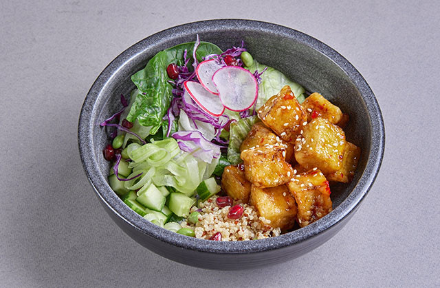 Боул с хрустящими баклажанами и киноа Боул с хрустящими баклажанами и киноа