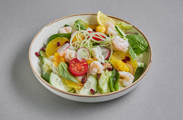 Тропический салат с креветками и кальмарами