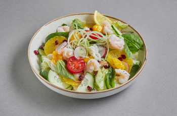 Тропический салат с креветками и кальмарами