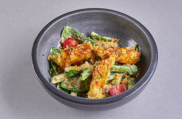 Салат с рыбой и огурцами