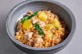 Тайский рис с курицей и ананасом